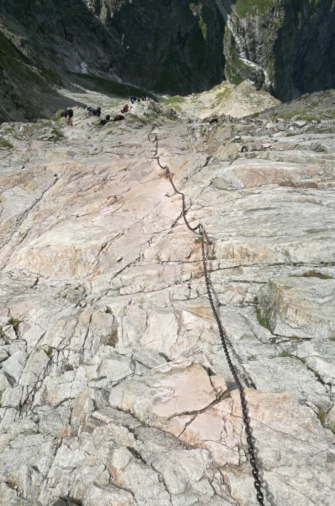 Łańcuch na śliskiej skale - widok w stronę Kotła pod Rysami