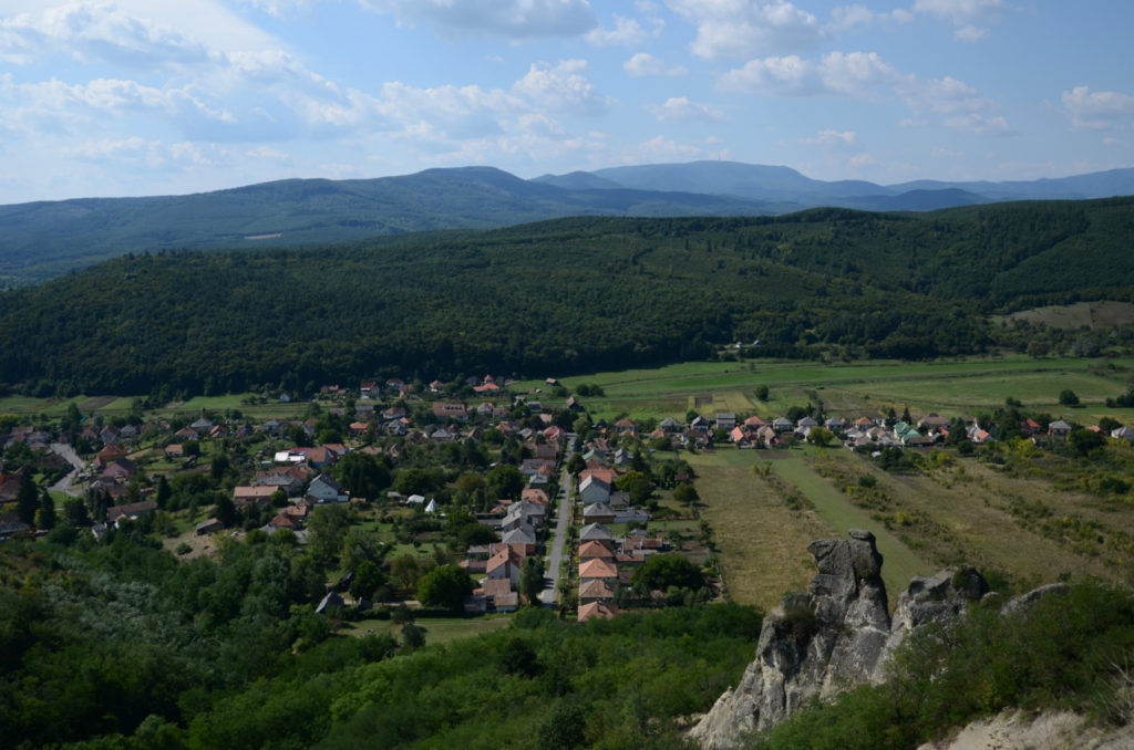 Zamek Sirok - panorama z najwyższego punktu, w tle Kékes