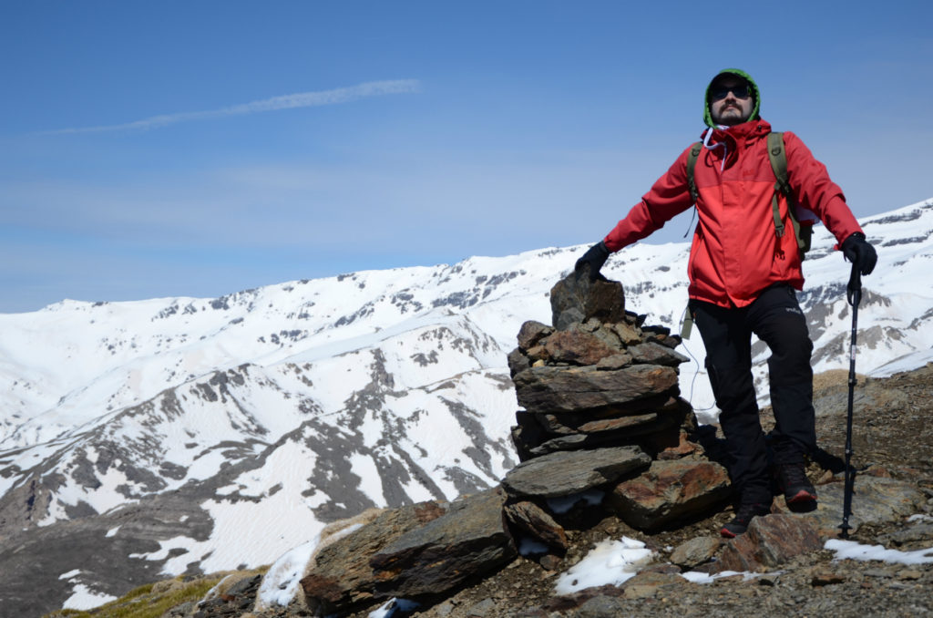 Widok na ośnieżone szczyty Sierra Nevada