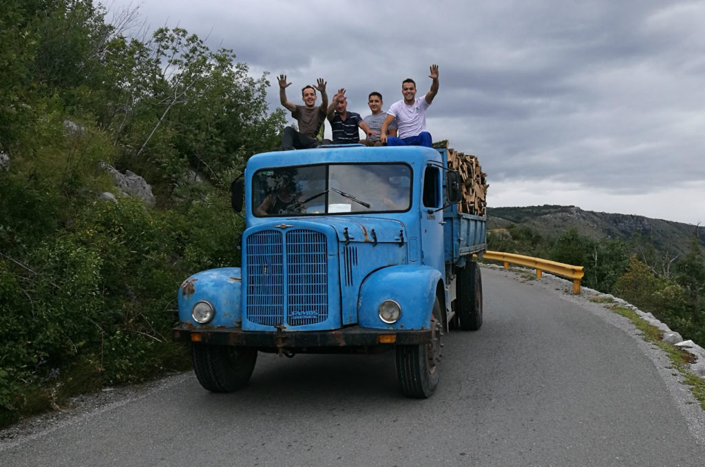Czarnogóra - droga P19 przewóz drewna