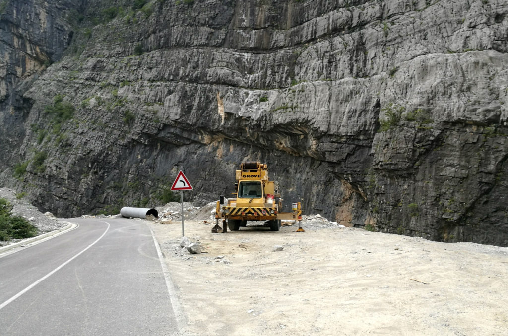 Albania - roboty drogowe na trasie SH20
