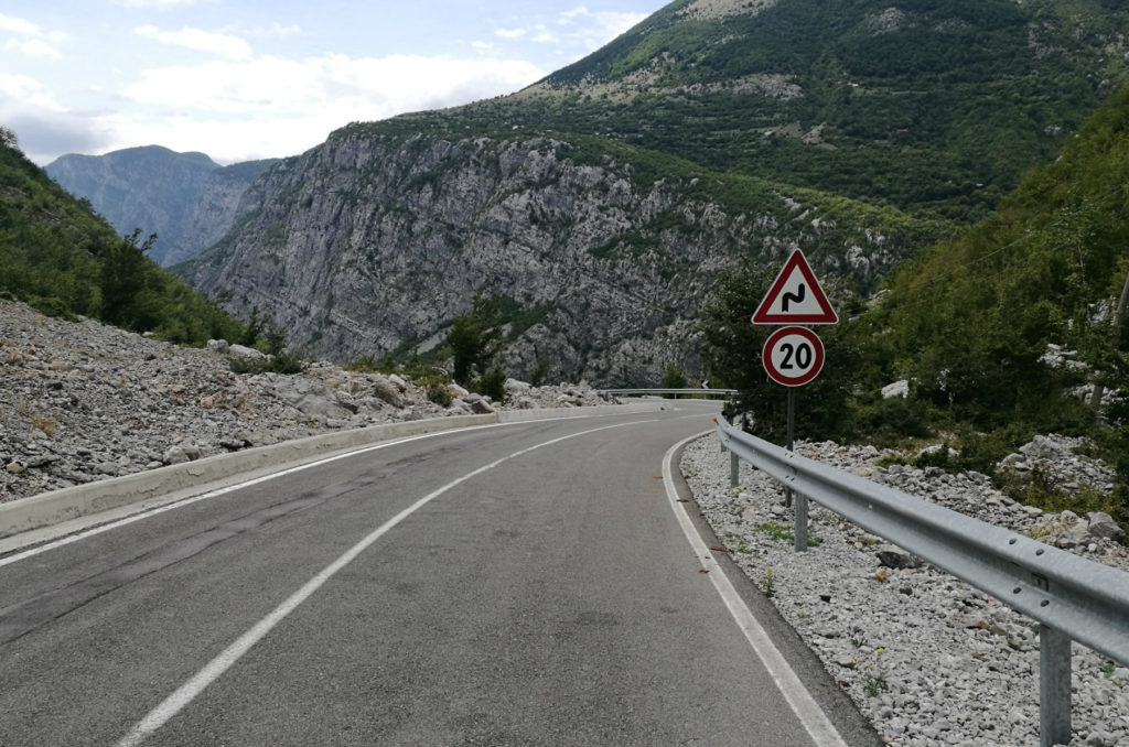 Albania - znak na drodze SH20