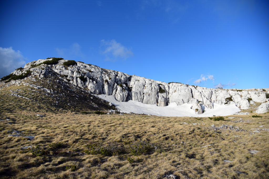 Vrh Dinare - śnieg w cieniu wapiennych skał