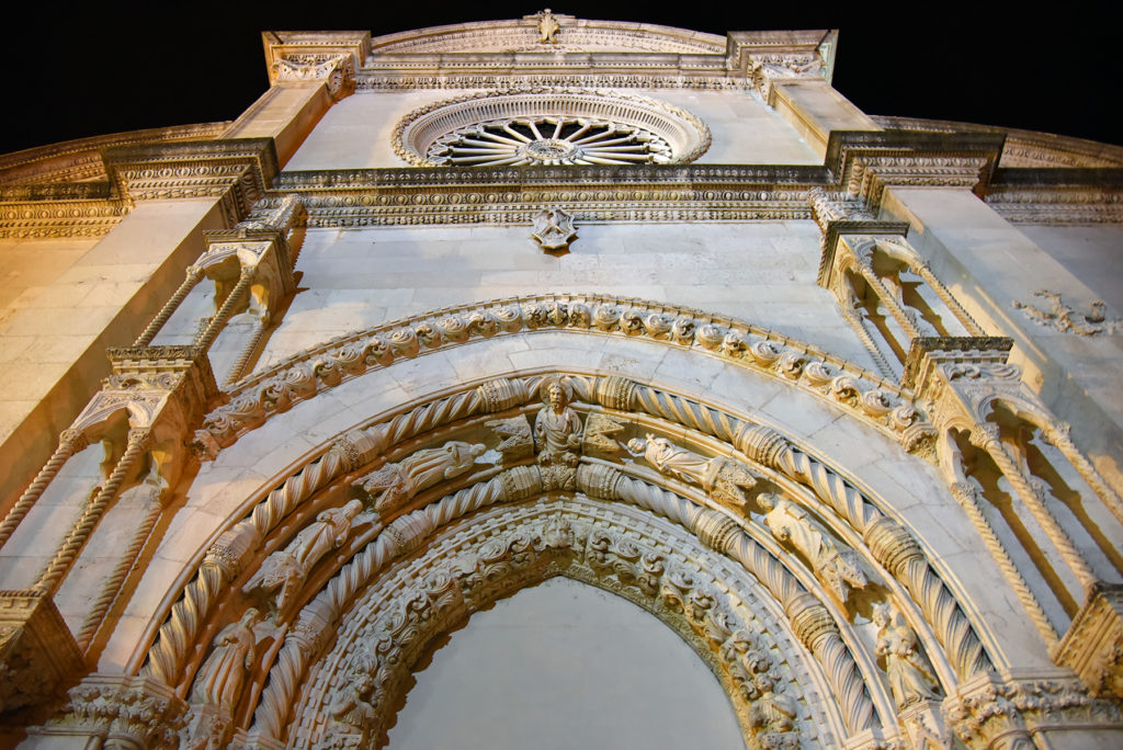 Katedra w Szybeniku - portal nad wejściem głównym nocą