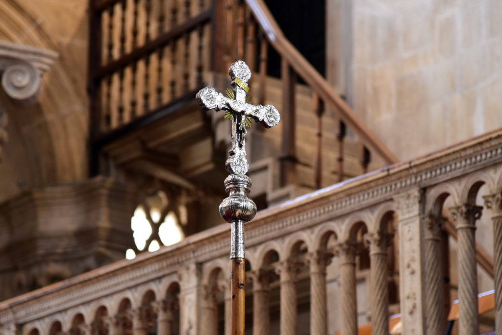 Katedra w Szybeniku - wnętrze - krzyż procesyjny