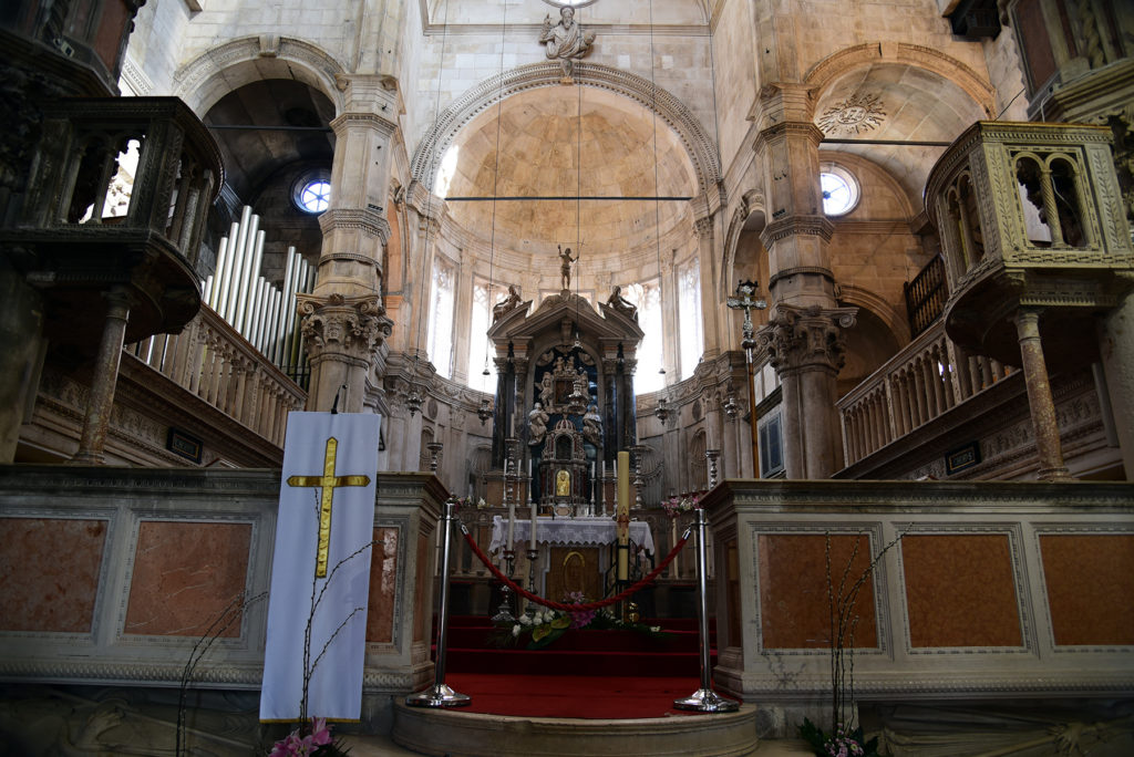Katedra w Szybeniku - wnętrze - ołtarz główny