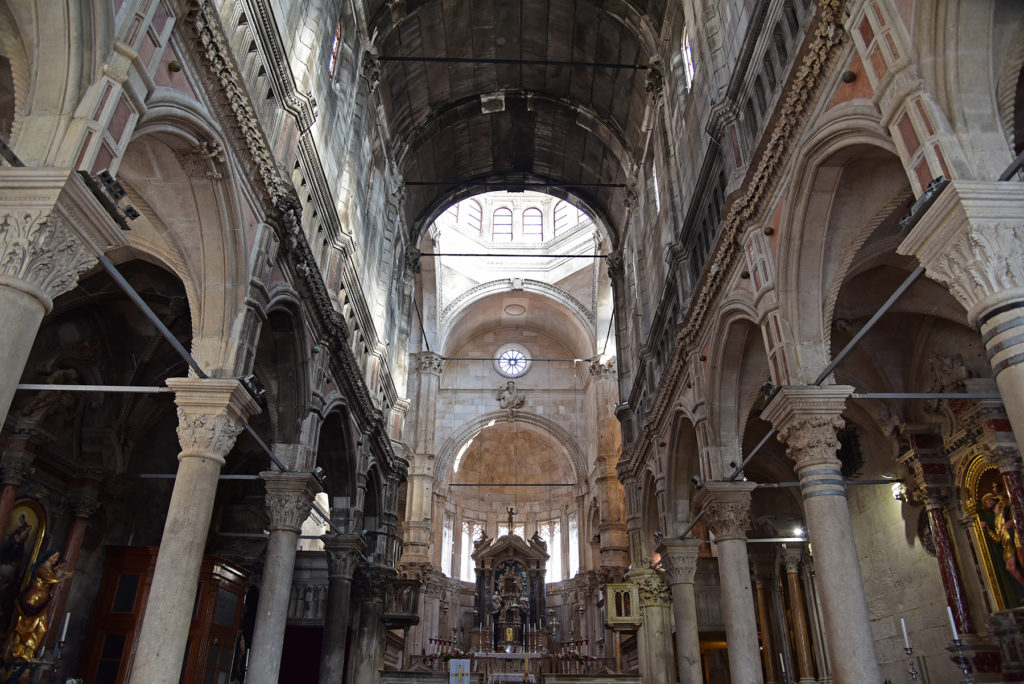 Katedra w Szybeniku - wnętrze - widok na nawę główną