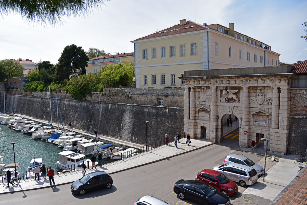 Zadar - mury obronne - Brama Lądowa - widok z ogrodów