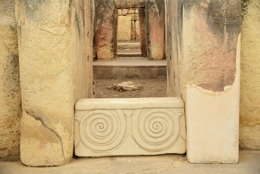 Kolejne wejścia do świątyń i ozdobny kamień z motywem spirali