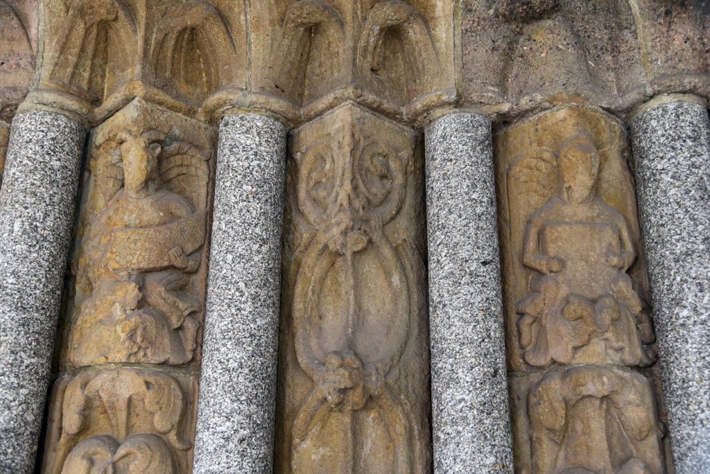 Třebíč - Bazylika św. Prokopa - romański portal - postacie Ewangelistów (lewe skrzydło)