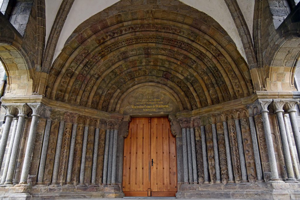 Třebíč - Bazylika św. Prokopa - romański portal za dnia