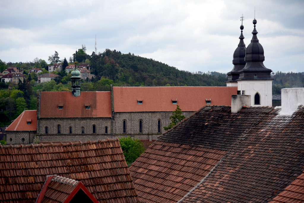 Třebíč - Bazylika św. Prokopa - widok ponad dachami domów przy ulicy Hanělova