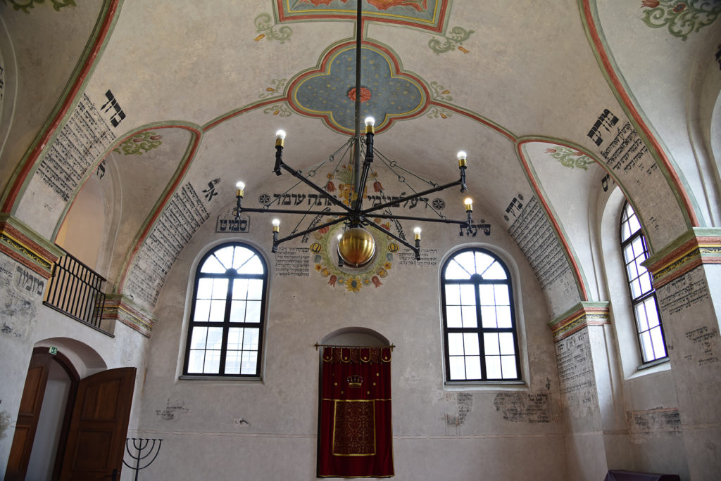 Třebíč - Dzielnica Żydowska - wnętrze Tylnej Synagogi z widokiem na sufit