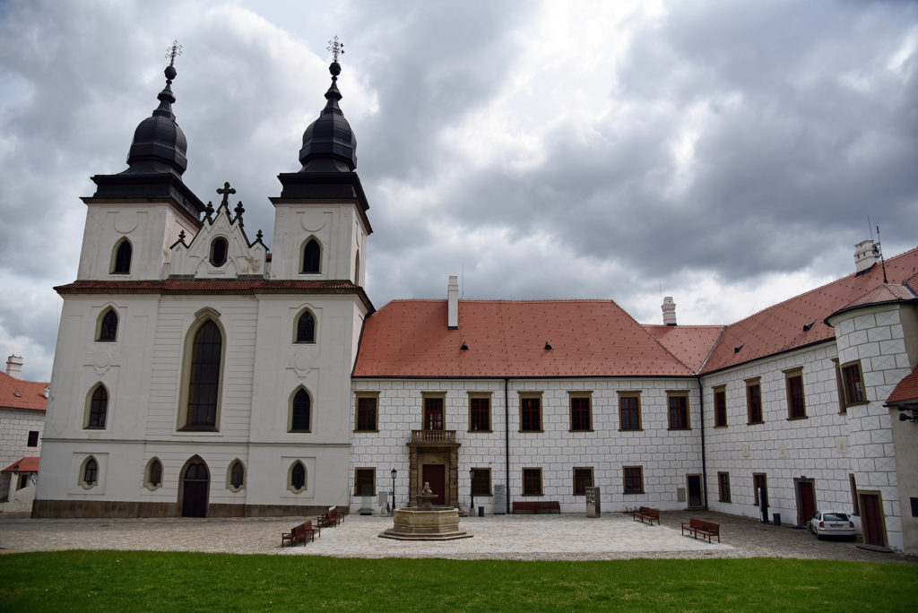 Třebíč - Zamek i barokowe wieże Bazyliki