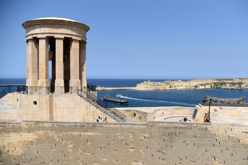 Dzwonnica - pomnik ofiary żołnierzy maltańskich poległych w czasie II Wojny Światowej