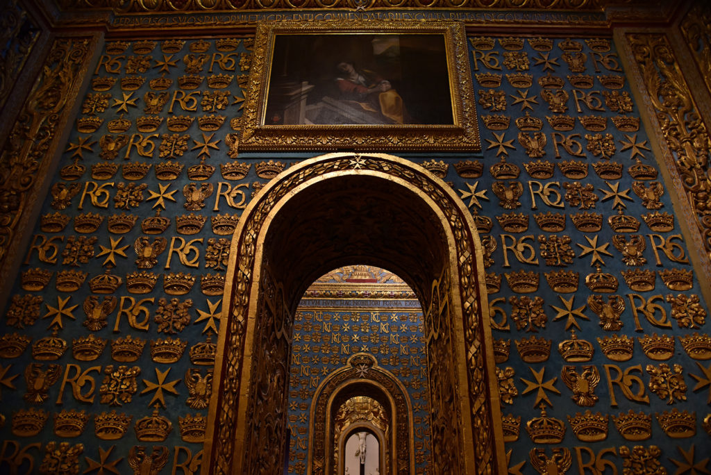 Katedra św. Jana - łuki w nawie bocznej