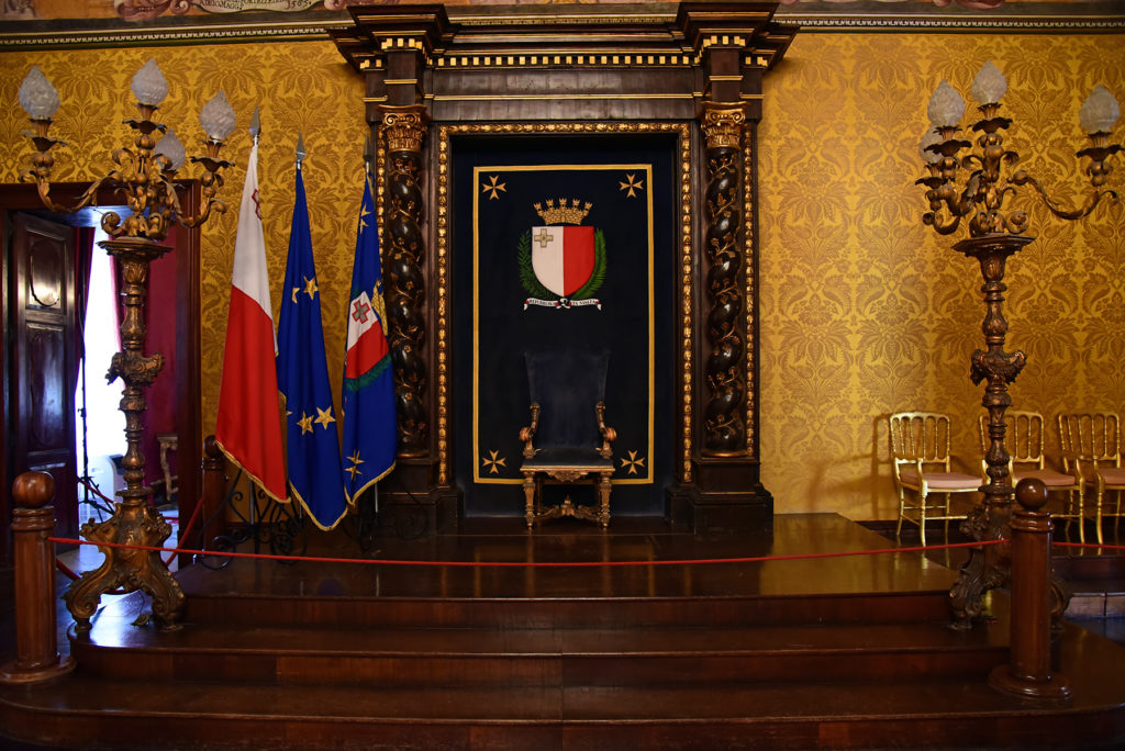 Pałac Wielkiego Mistrza - tron w jednej z sal