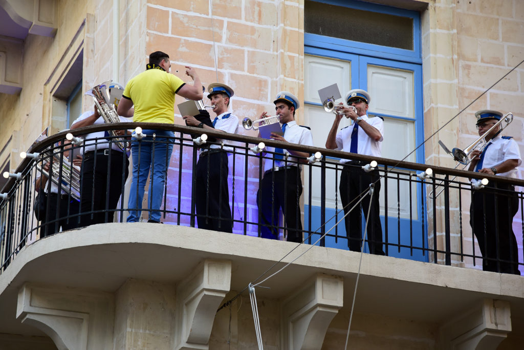 Valletta - Procesja Bożego Ciała - orkiestra na balkonie