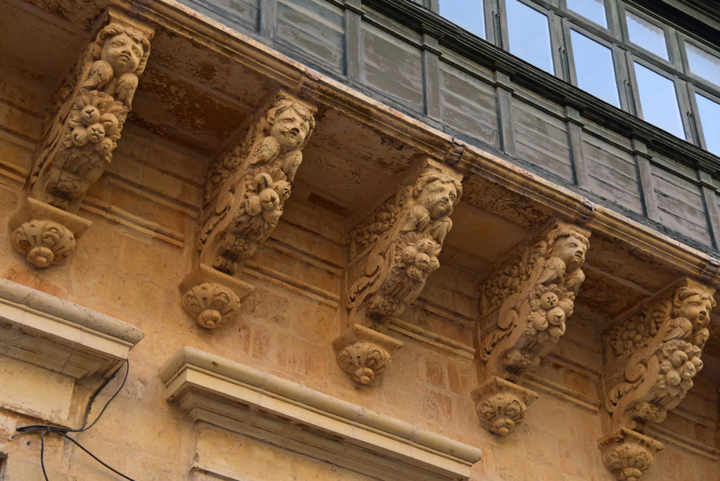 Valletta - dekoracyjne zastrzały podtrzymujące zabudowany balkon w Pałacu