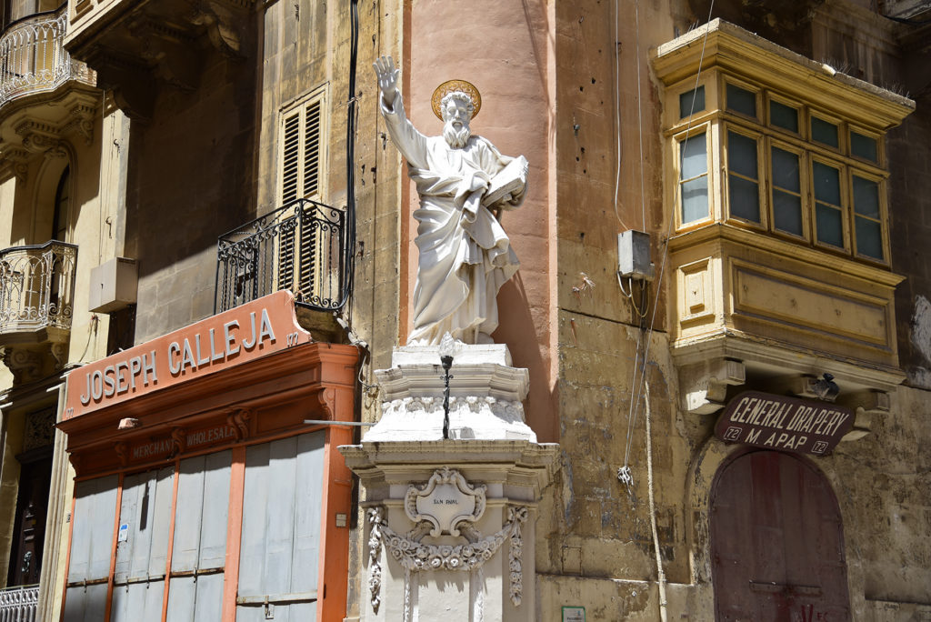 Valletta - pomnik świętego Pawła na rogu kamienicy