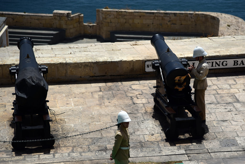 Valletta - przygotowanie do wystrzału z armaty baterii powitalnej