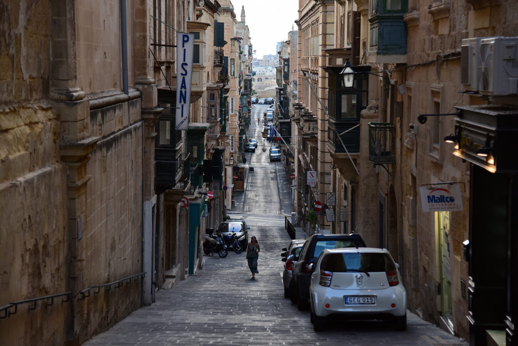 Valletta - uliczka w stronę morza