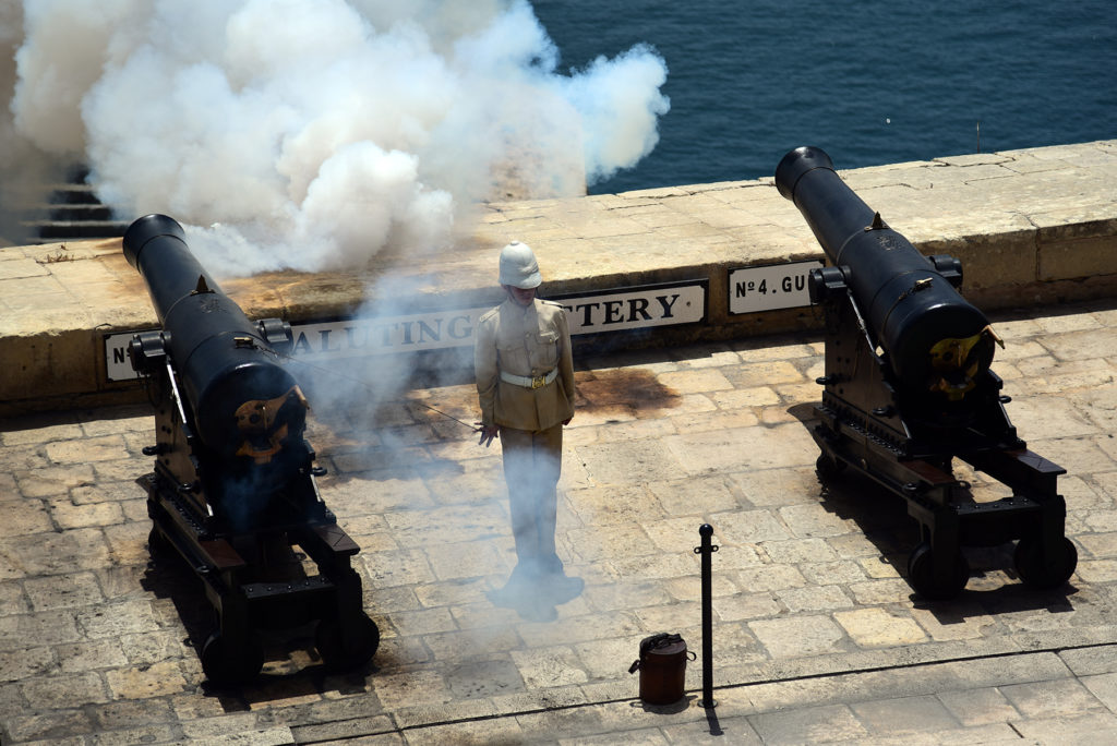 Valletta - wystrzał z armaty baterii powitalnej