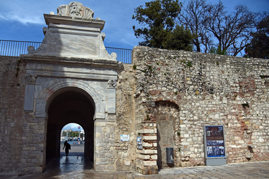 Zadar - mury obronne - Brama Morkska widok od miasta z osobą przechodzącą