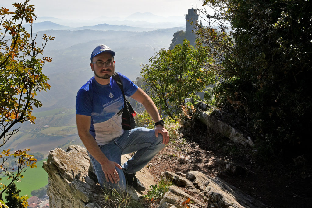 Monte Titano - na skraju góry z widokiem na trzecią wieżę