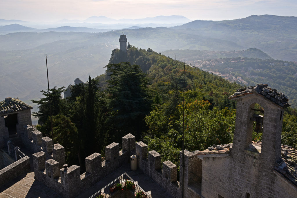 Monte Titano - widok na trzecią wieżę z drugiej wieży