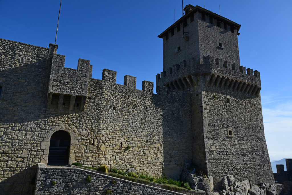 Monte Titano - pierwsza wieża z dziedzińca zamku
