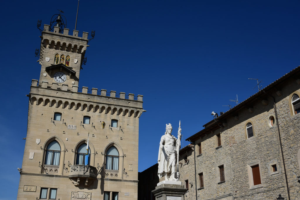 San Marino - wieża i budynek parlamentu
