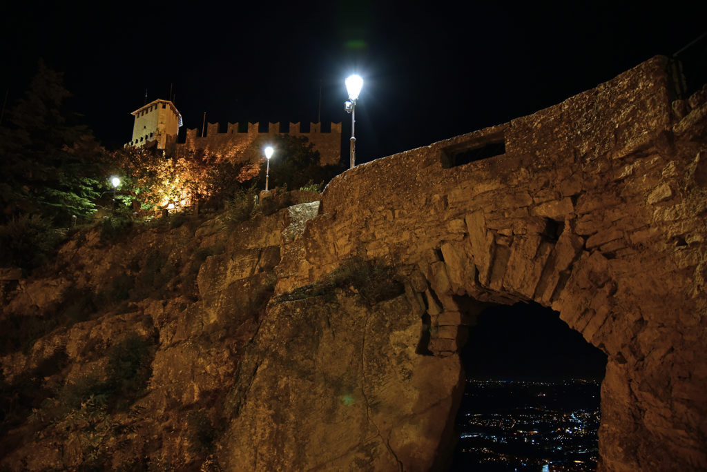 San Marino - ścieżka na murze w stronę pierwszej wieży
