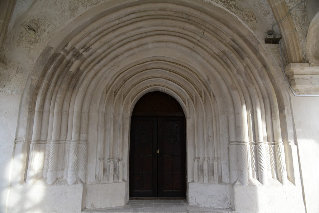 Chocim - portal przed wejściem głównym do cerkwi zamkowej