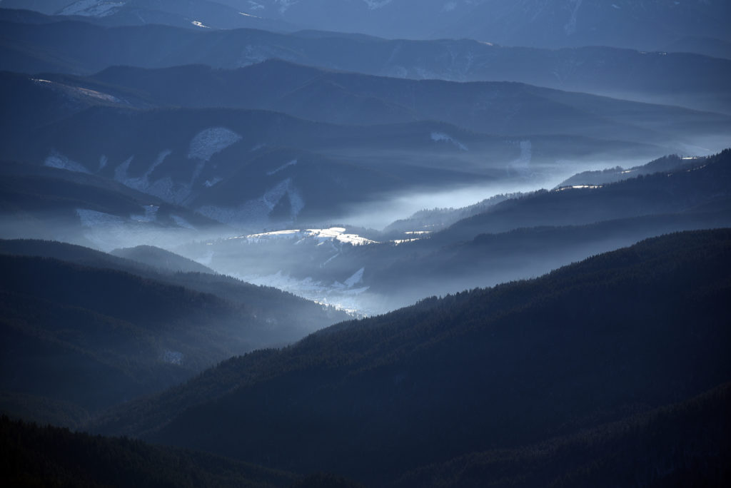 Howerla - widok na doliny u podnóża góry