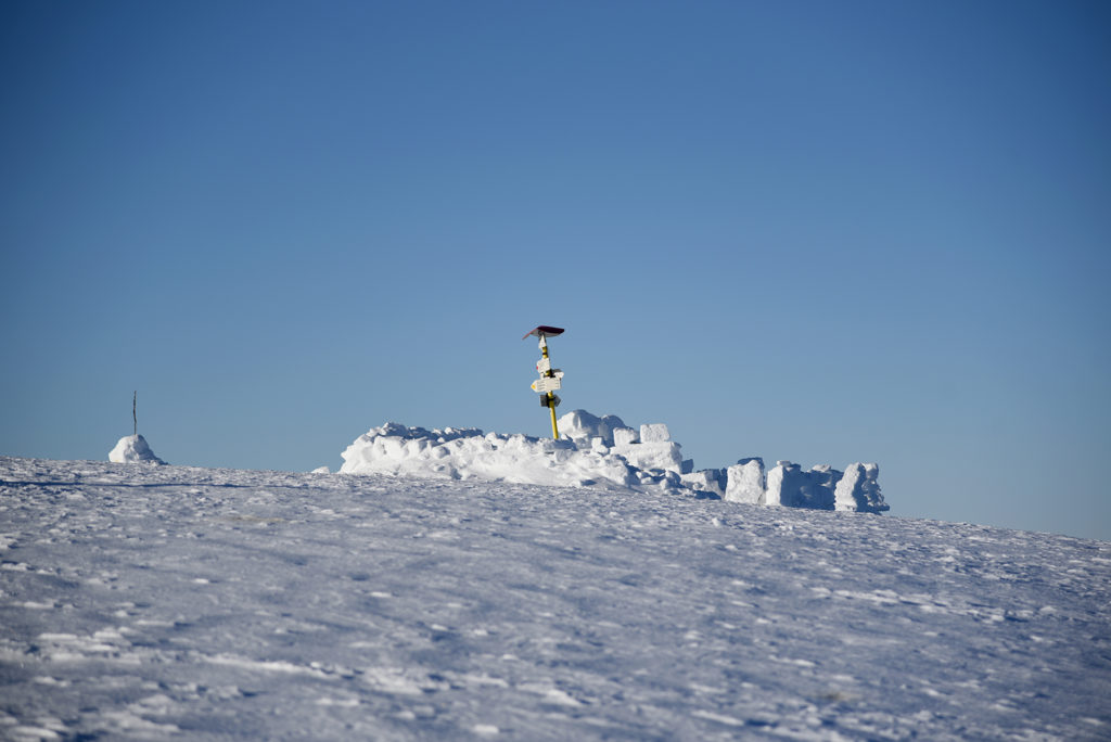 Śnieżny fort na szczycie Howerli