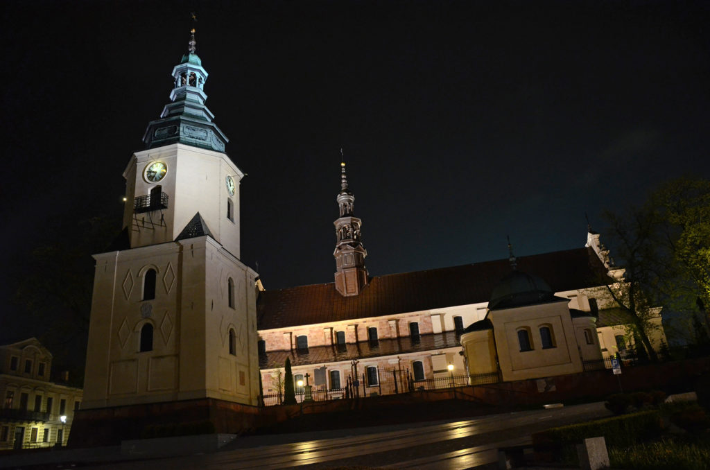 Bazylika katedralna Wniebowzięcia NMP w Kielcach nocą