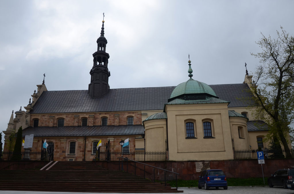 Bazylika katedralna Wniebowzięcia NMP w Kielcach - od strony parkingu