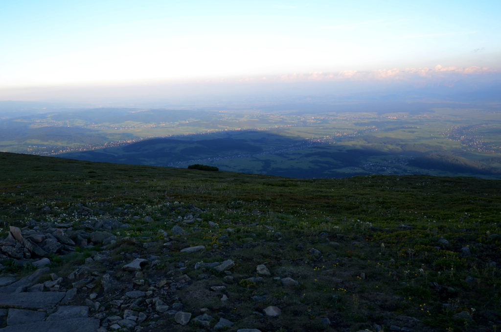 Cień Babiej Góry w kierunku południowym w tle Tatry