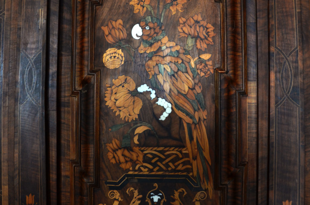 Papuga na drzwiach szafy w muzeum Pałacu Biskupów Krakowskich w Kielcach