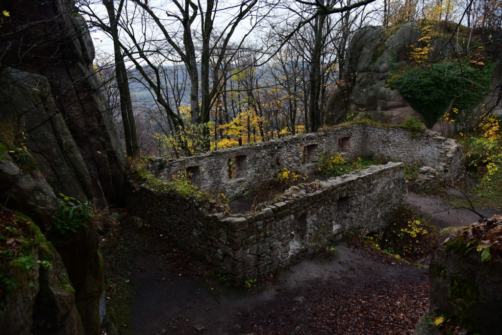 Zamek Bolczów jesienią - dziedziniec