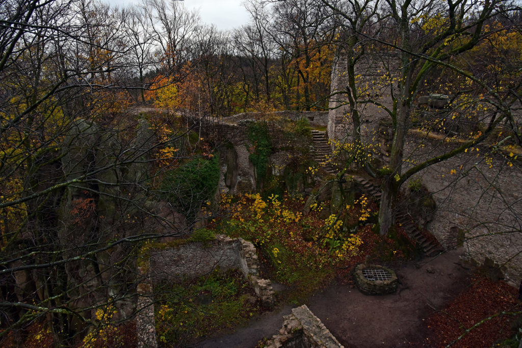 Zamek Bolczów jesienią - dziedziniec ze studnią