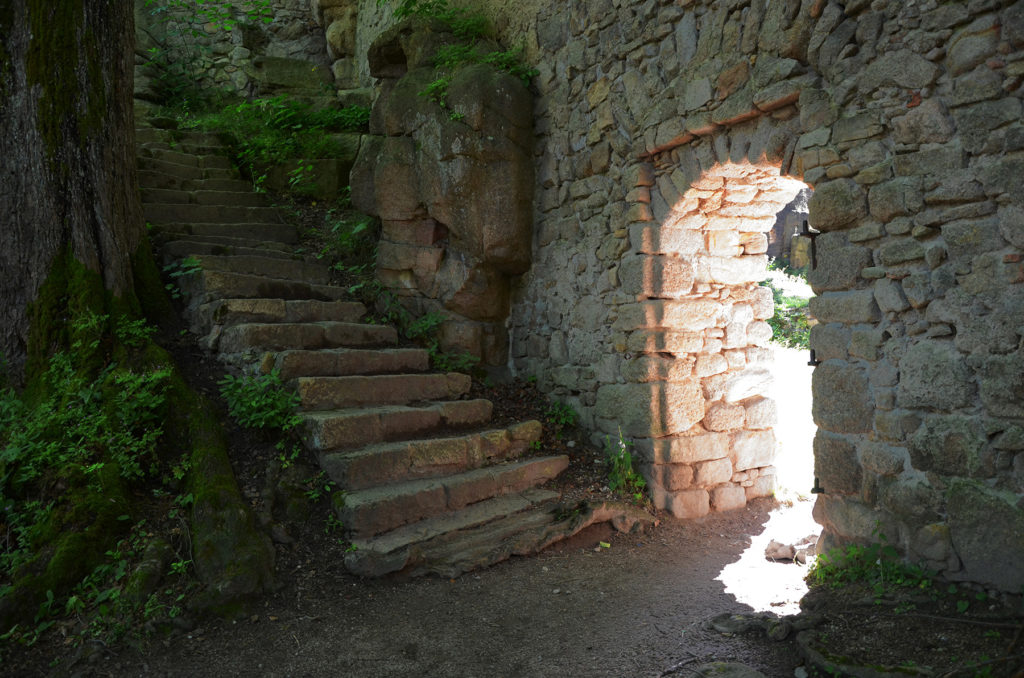 Zamek Bolczów - przejście między dziedzińcami
