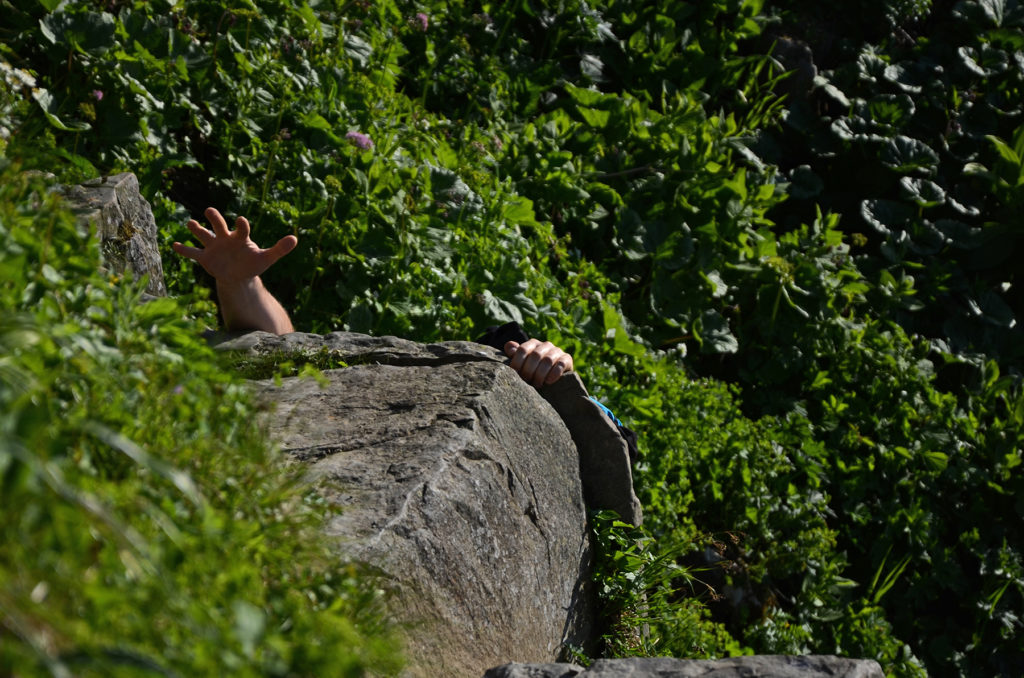 Łukasz wspinający się na kamienie w okolicy Perci Akademików