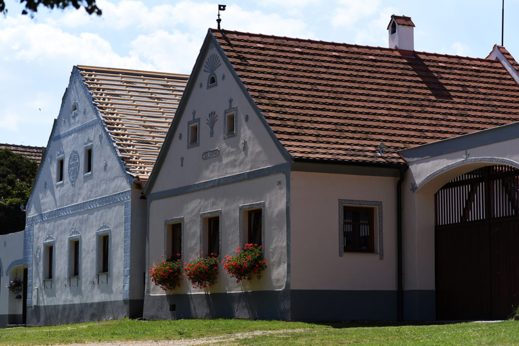 Domy na ścianie zachodniej wsi Holaszowice