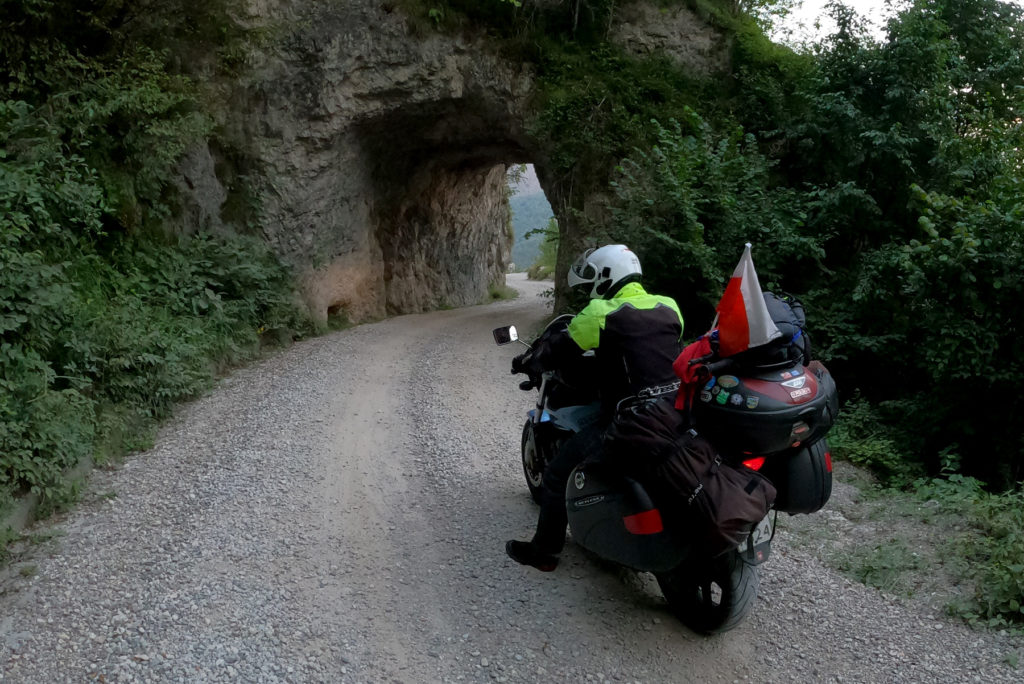 Przed przejazdem przez krótki tunel w Słowenii