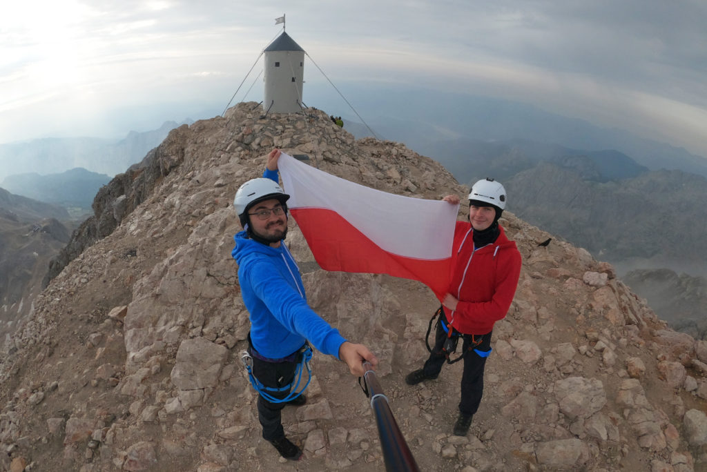 Flaga Polski ponad szczytem Triglav
