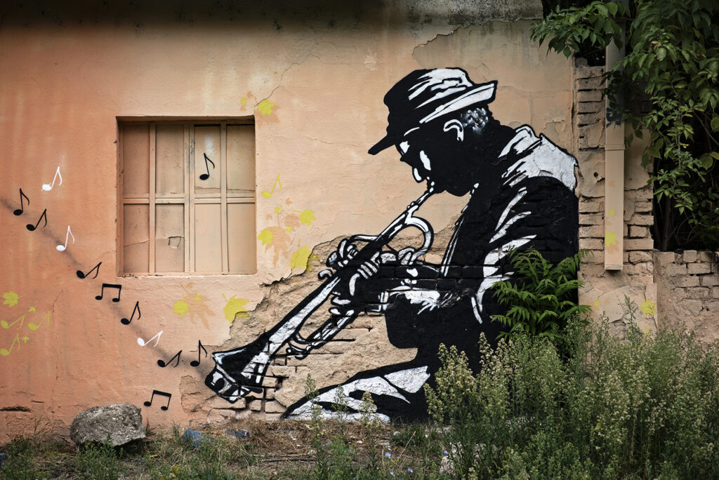 Trębacz - Mural jazzowy na budynkach dawnych magazynów