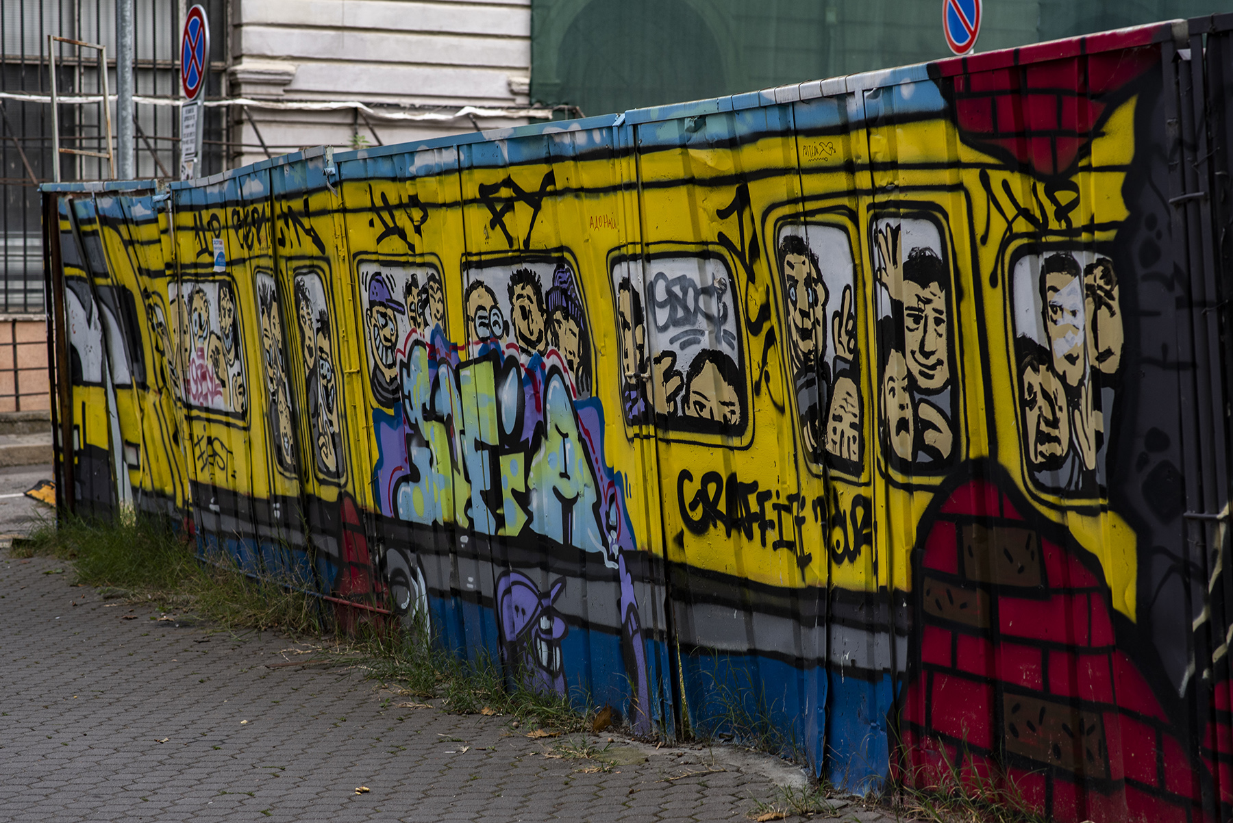 Graffiti przedstawiające żółty tramwaj w Sofii