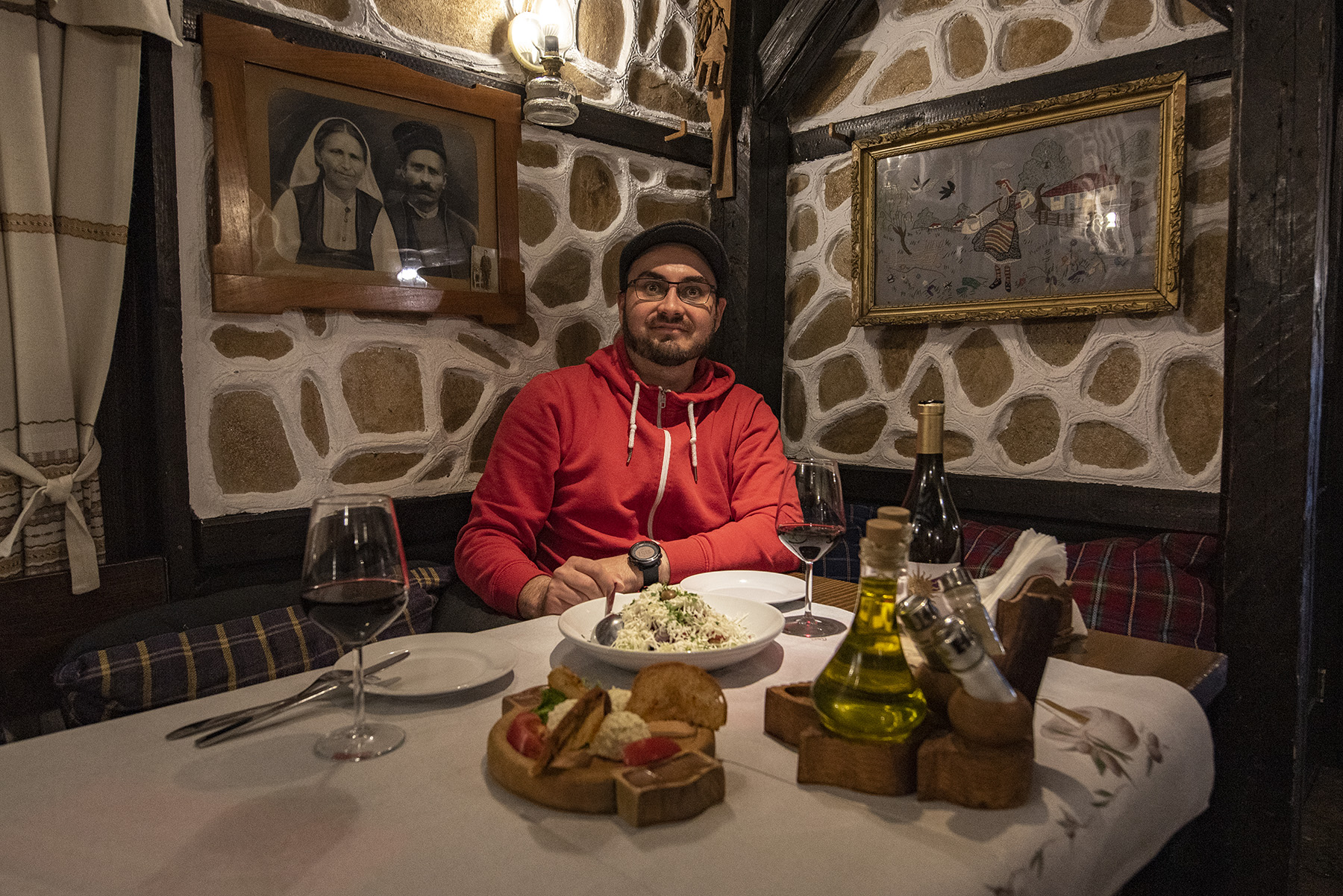 Restauracja Hadjidraganov's House i szopska sałatka na stole - Sofia